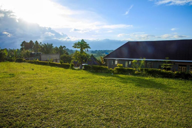 Apuuli Safaris & Cottages, Fortportal