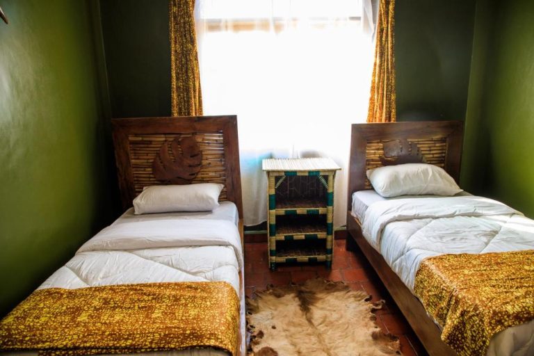 Apuuli Safaris & Cottages, Fortportal