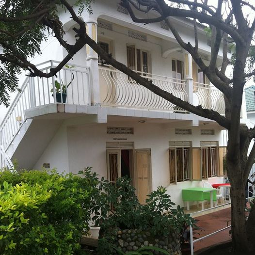 Rwenzori The Gardens Hotel