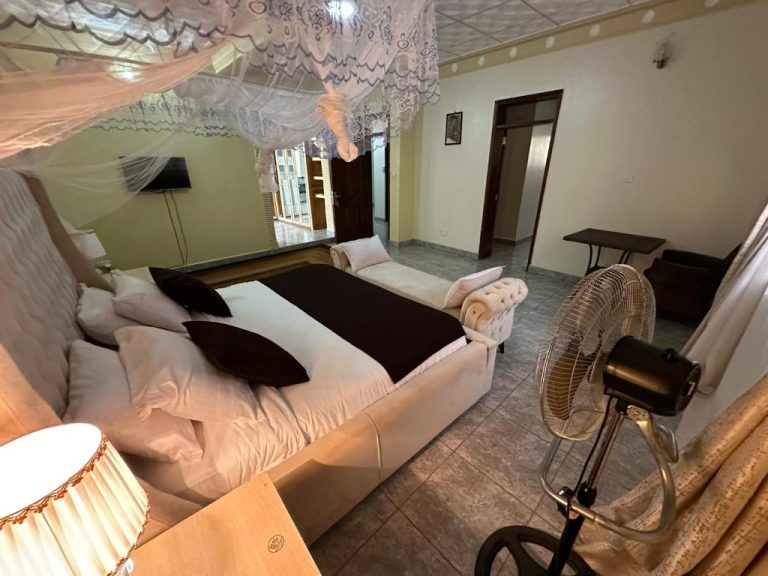 8 bedroom Villa opposite Speke resort