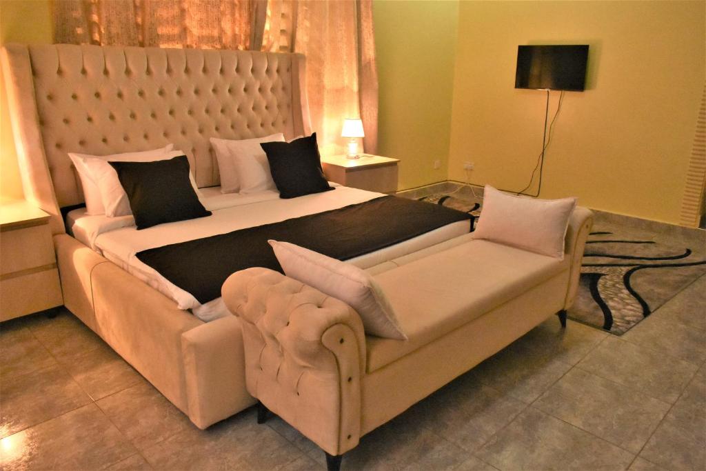 Ezeife Guesthouse – Deluxe King Room