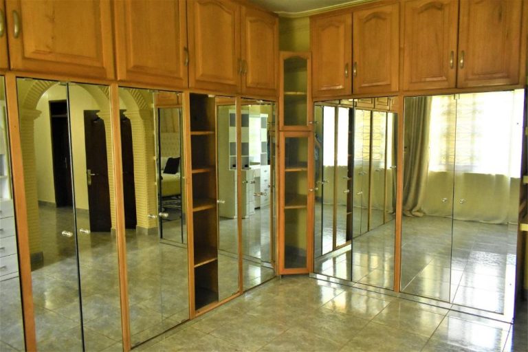 Ezeife Guesthouse – Deluxe King Room