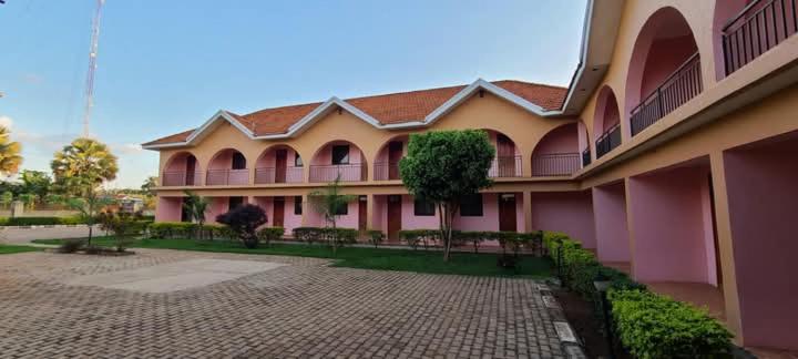 Hotel Alice, Lira