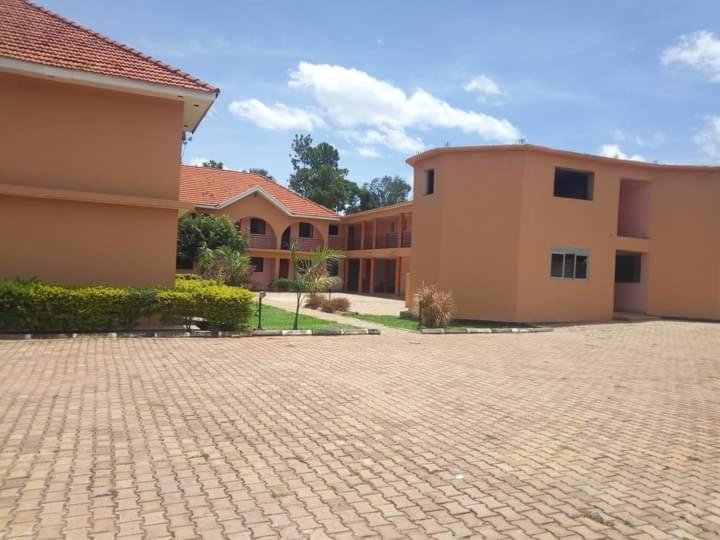 Hotel Alice, Lira