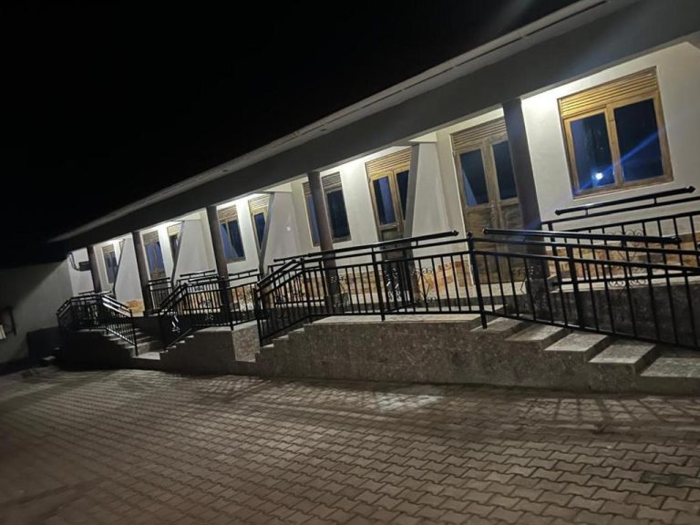 Boys II Men Executive Guest House, Kiryandongo