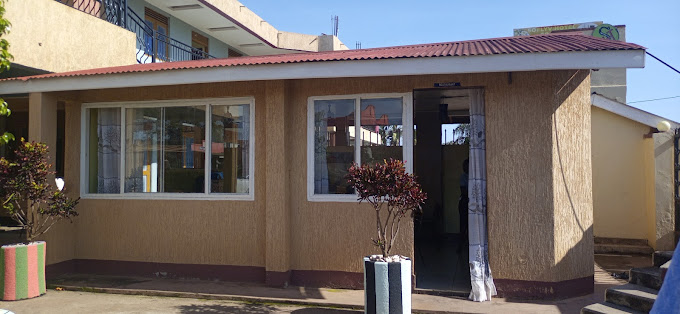Pacific Grand Hotel, Lira