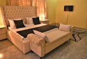 Ezeife Guesthouse Deluxe King Room 1